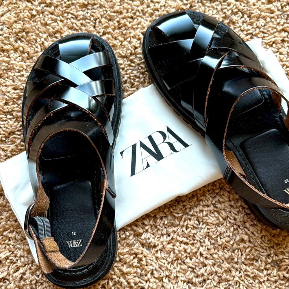 LEATHER CRISSCROSS CAGE SANDALS